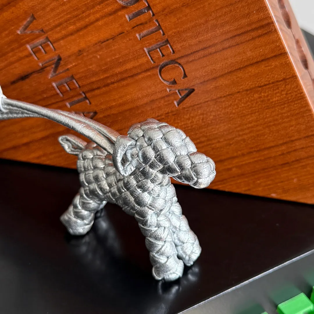 Batch 540 BOTTEGA VENETA2025 new puppy-shaped pendant braided puppy is now online😎The leather braided puppy-shaped pendant can be hung on any handbag, and it is as cute, delicate and colorful as it matches with a bag. Cute and cute, it will touch your heart at any time. It can be hung on bags or keychains. Who can resist such a cute puppy💓 Style number: 807068